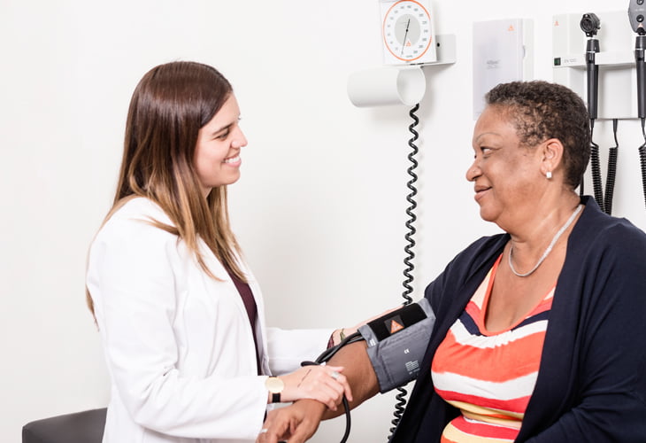 

Contamos con una oficina que brinda asesoría personalizada a nuestros pacientes extranjeros y sus familias durante todo su ciclo de atención médica. Desde que realice el contacto inicial, se le brindará asesoría previa a su llegada a Colombia, durante su permanencia en la Fundación Cardioinfantil, hasta el regreso a su país de origen. Todo esto bajo un modelo de servicio integral a cargo de un grupo interdisciplinario bilingüe de médicos, enfermeras y personal administrativo.


