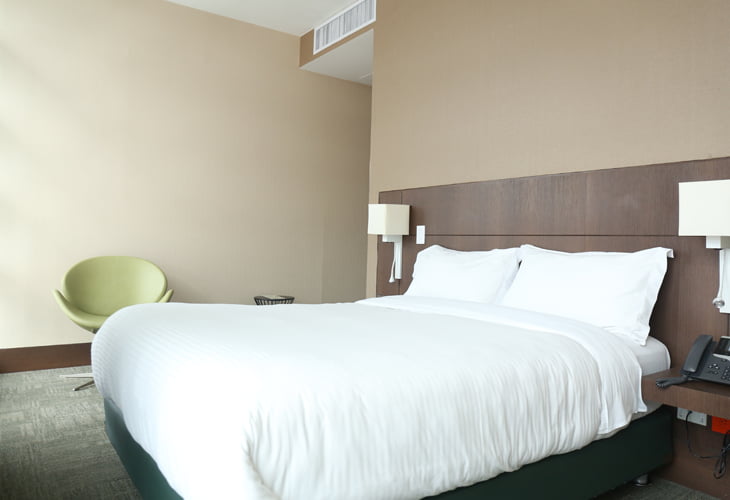 

Contamos con 28 habitaciones tipo hotel, con todas las comodidades y adaptaciones pertinentes para los pacientes y sus acompañantes durante su estadía para tratamiento médico.



Para los pacientes que deseen ingresar a un hotel comercial, tenemos convenios con hoteles y otras opciones como aparta-hoteles, apartamentos amoblados, hostales y albergues. Para cualquier pregunta o inquietud, por favor contáctenos, con mucho gusto lo apoyaremos en su estadía.

