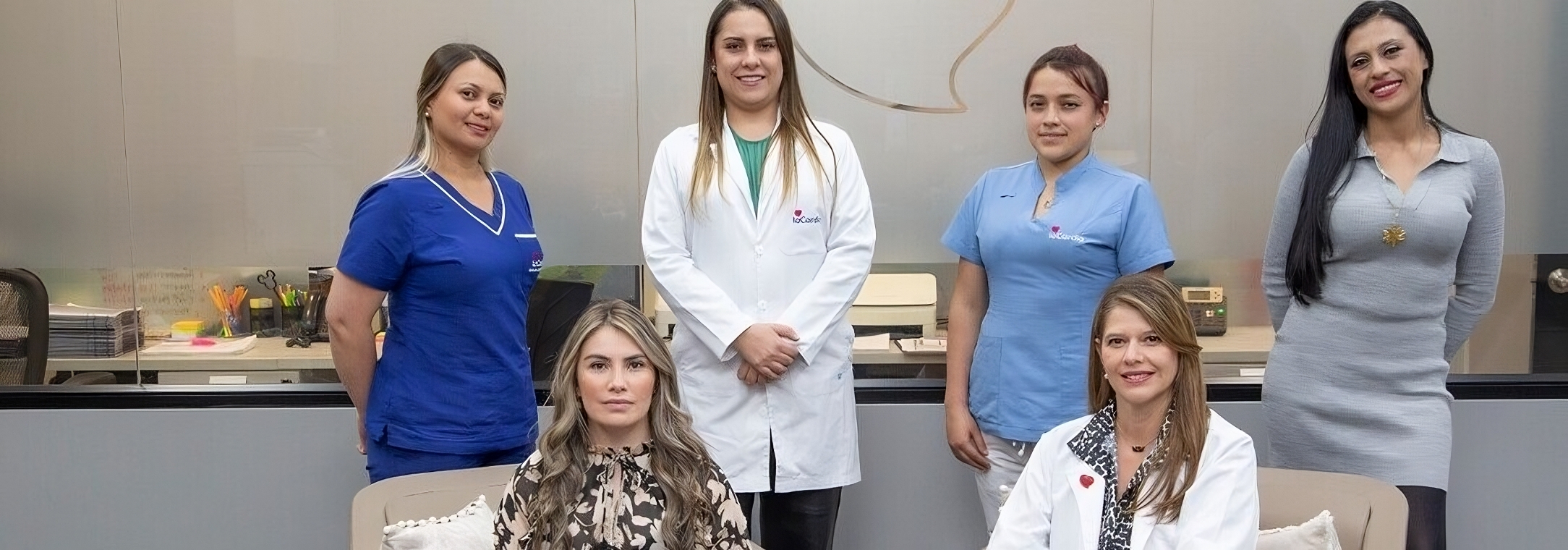 Paciente recibiendo un chequeo médico personalizado en LaCardio, enfocado en la prevención y tratamiento de enfermedades cardiovasculares